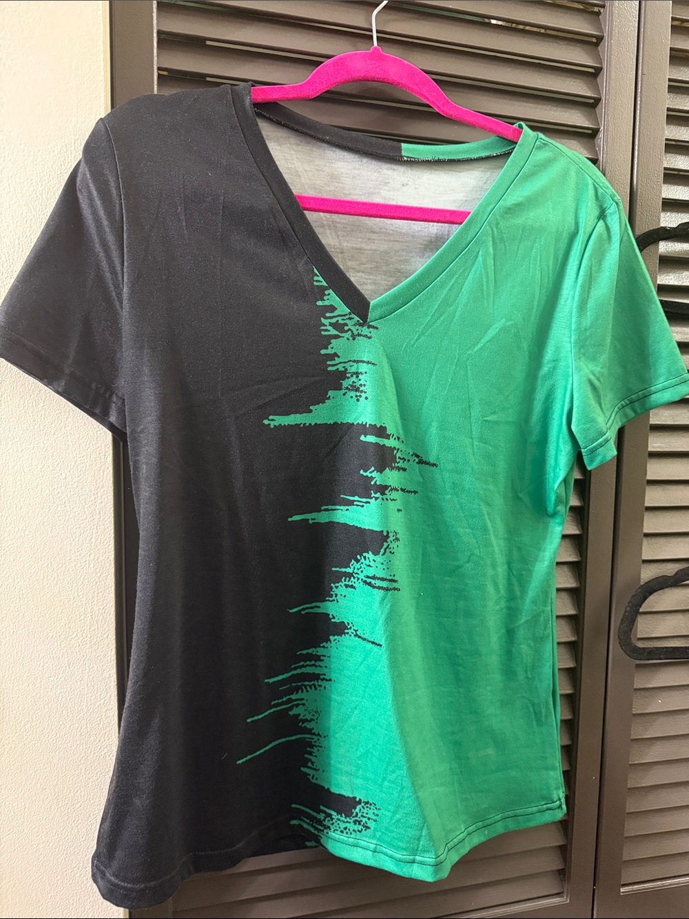 SHEIN Green and Black V-Neck Split-Panel Short Sleeve Top